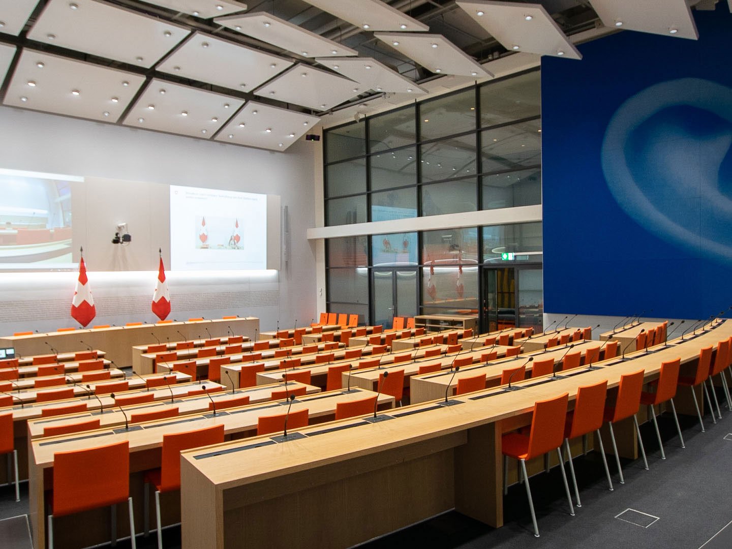 Image de référence Médiathèque Une grande salle avec un écran de projection