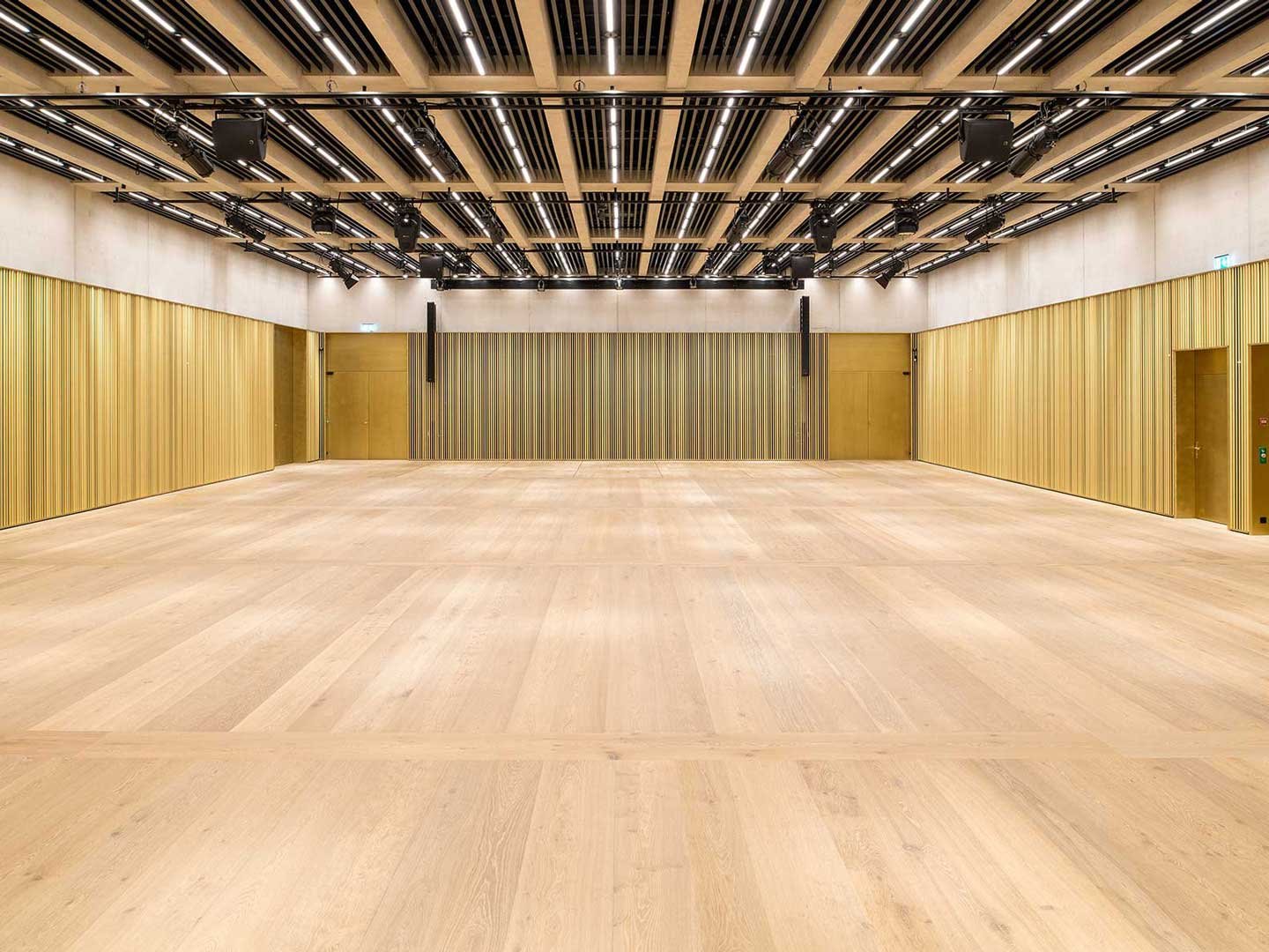 Image de référence Kunsthaus Zurich une grande salle avec des haut-parleurs 