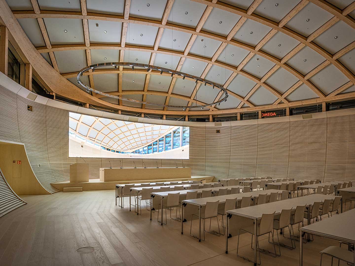 Image de référence Oméga, une grande salle de réunion avec un mur LED