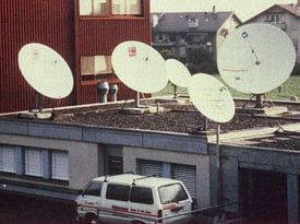 L'histoire de Kilchenmann 1970 montre des antennes satellites sur le toit