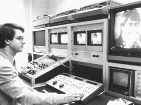 Kilchenmann Geschichte 1979 zeigt Mann vor Monitoren