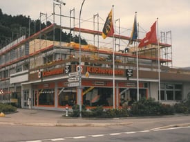 L'histoire de Kilchenmann 1989 montre le bâtiment de la Kehrsatz avec des échafaudages.