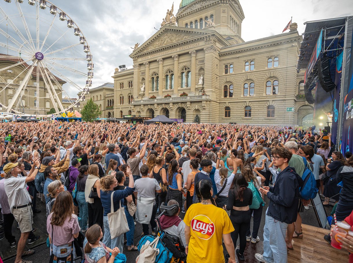 UEFA Women's EURO 2025, magie du ballon de Berne - public sur la Place fédérale
