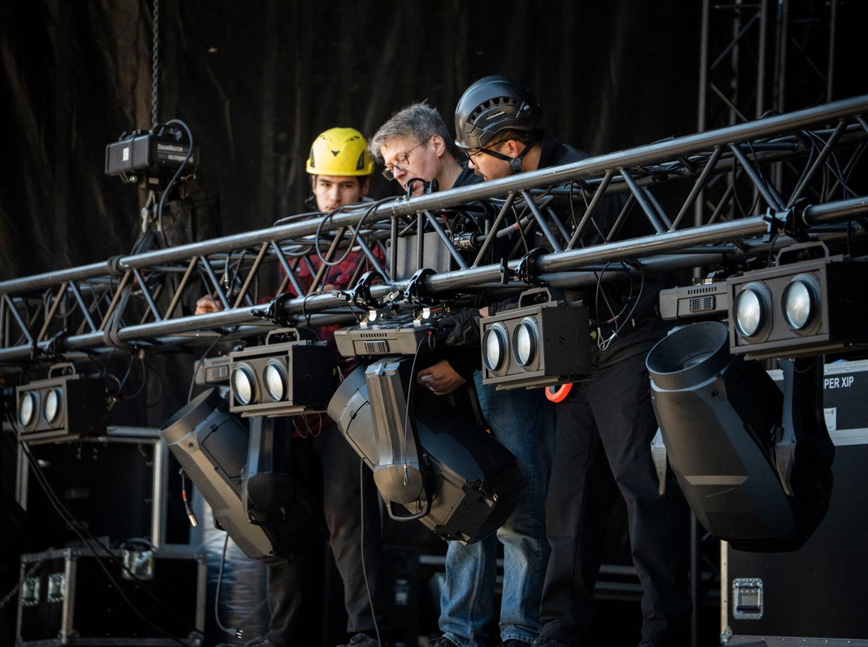 Montage, scène principale, place du marché, Adelboden live 2026, Kilchenmann AG