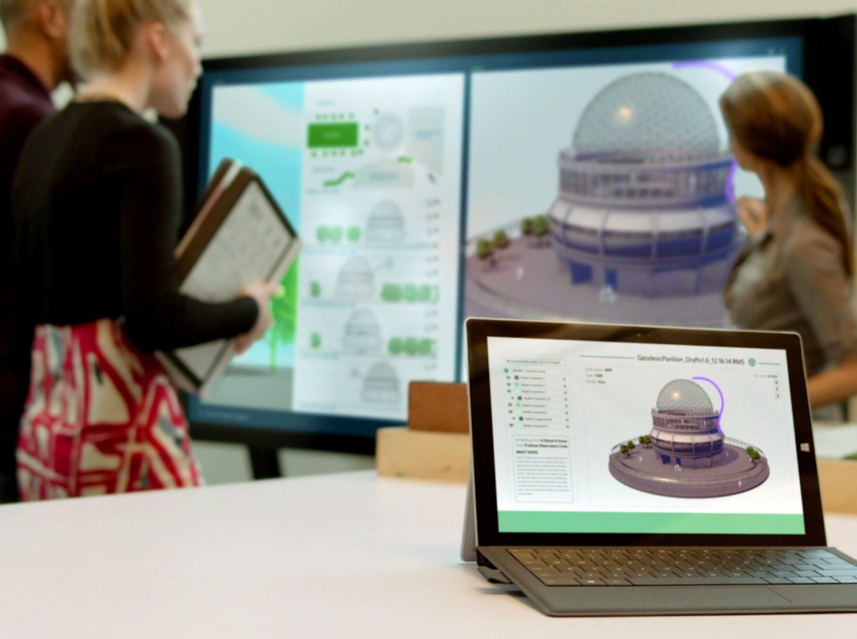 Des architectes devant le Surface Hub de Microsoft