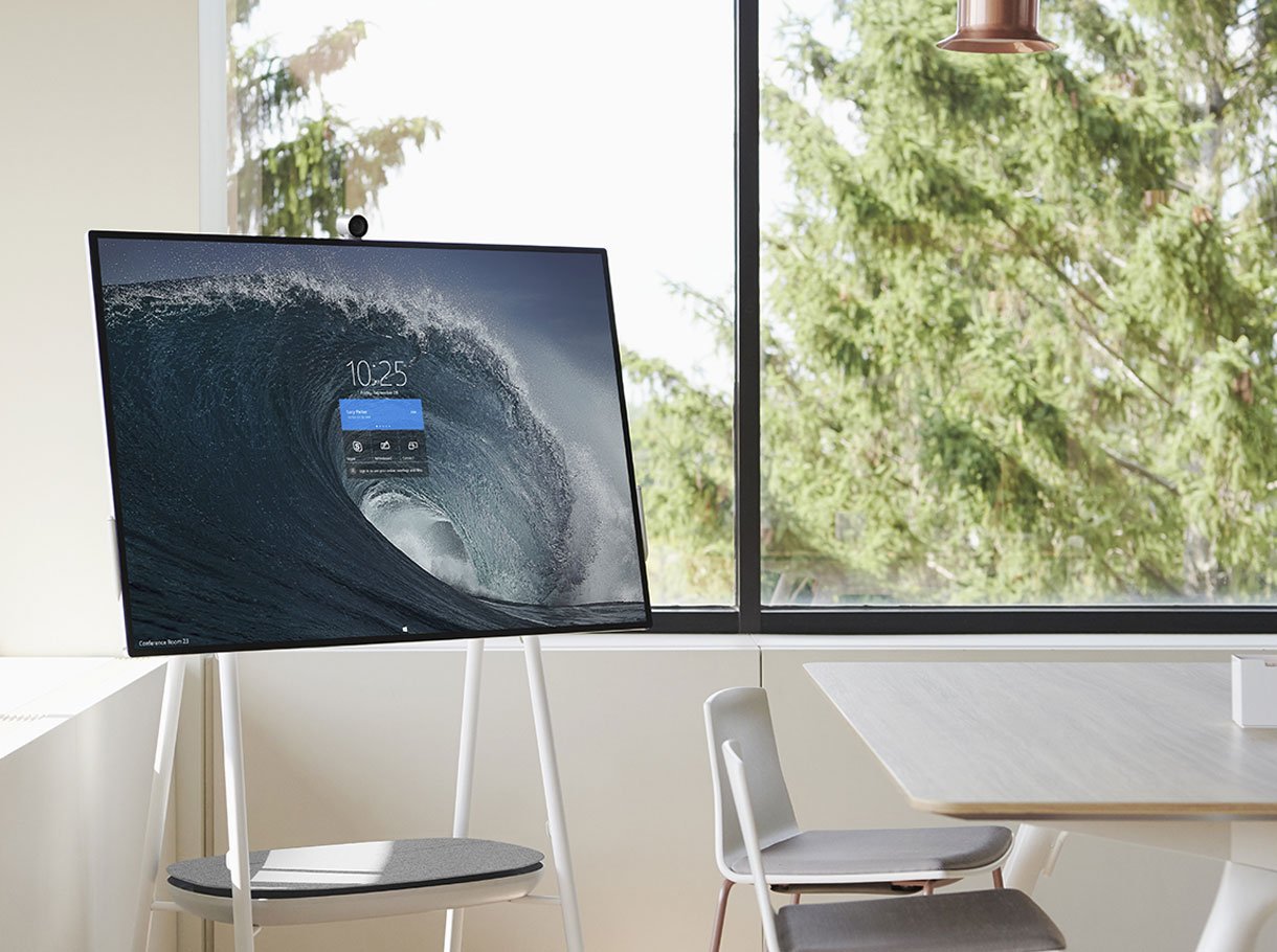 Microsoft Surface Hub 2 sur un stand dans une salle de réunion lumineuse