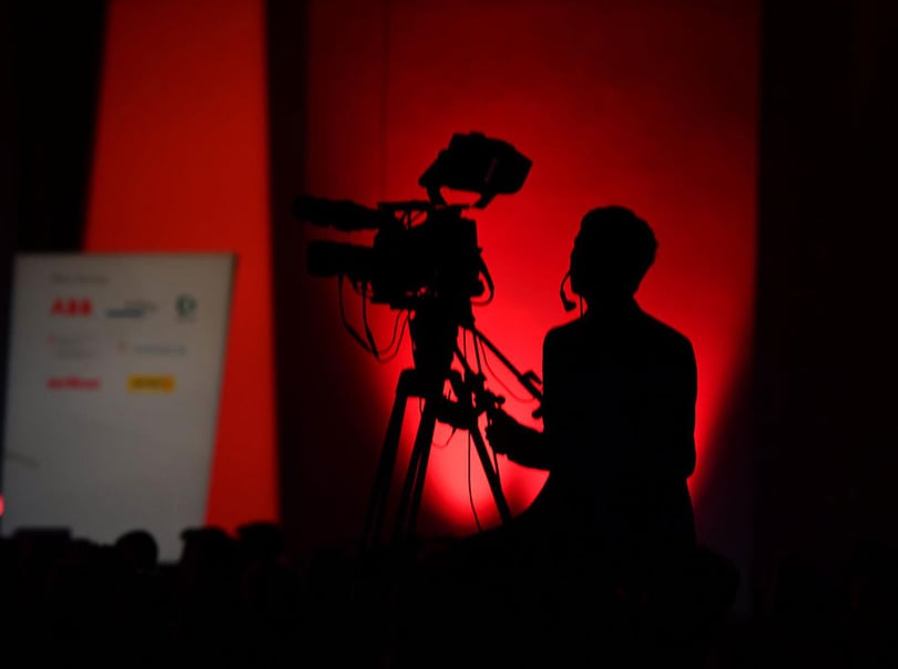 Ein Kameramann während den Aufzeichnungen für einen Livestream